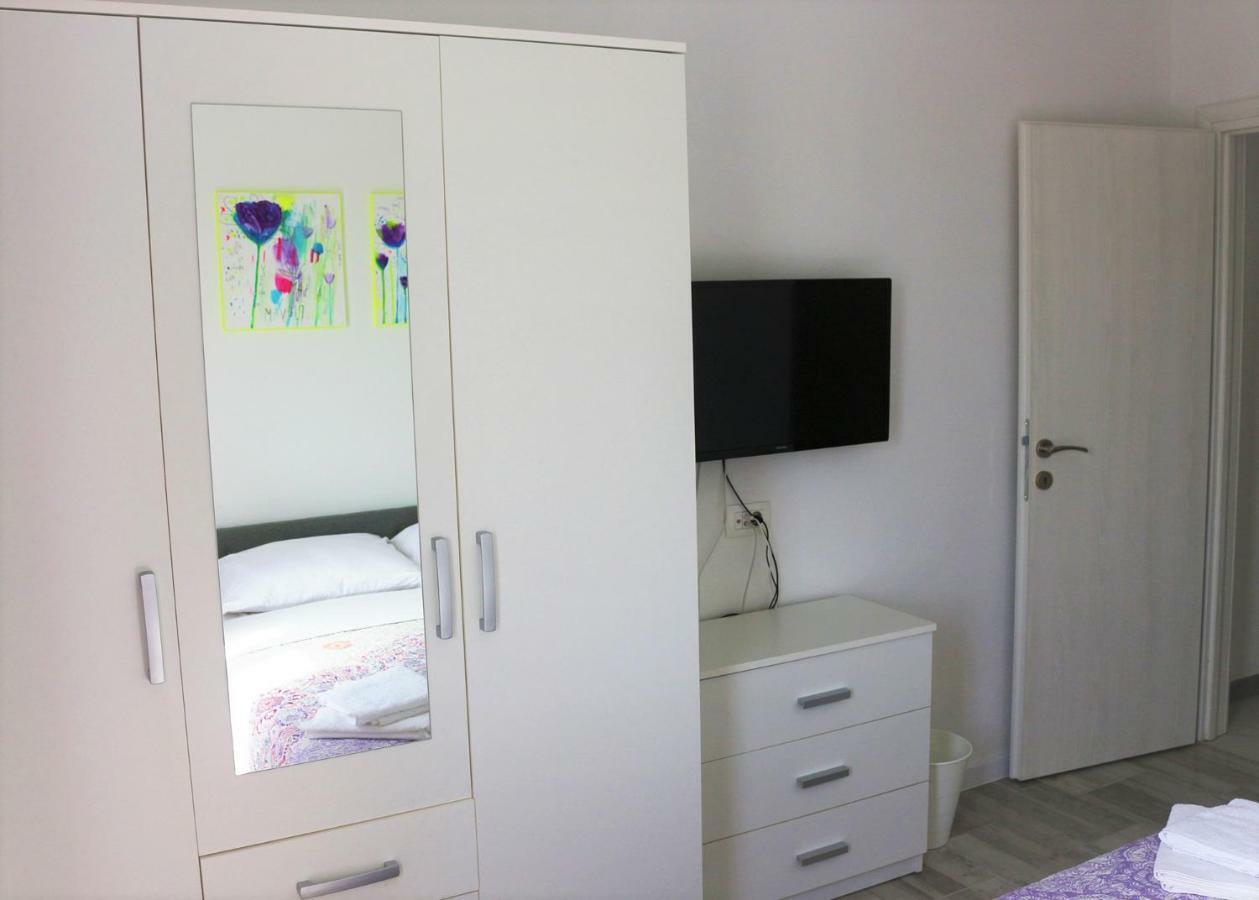 Apartments Mario Malinska Buitenkant foto