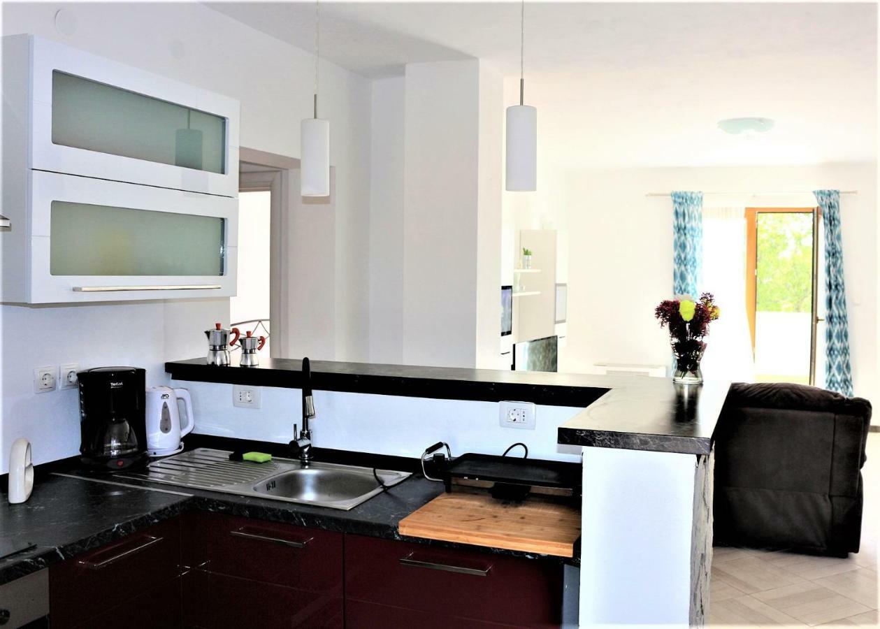 Apartments Mario Malinska Buitenkant foto