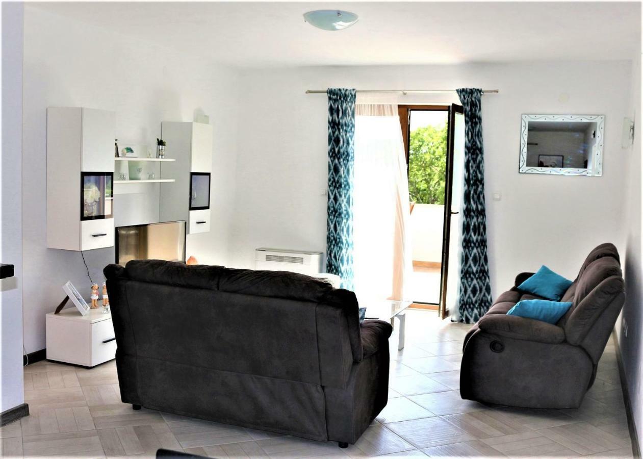Apartments Mario Malinska Buitenkant foto