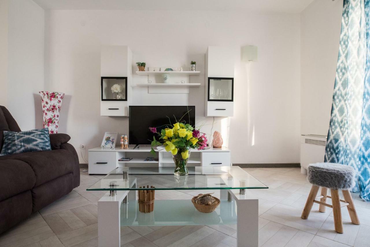 Apartments Mario Malinska Buitenkant foto