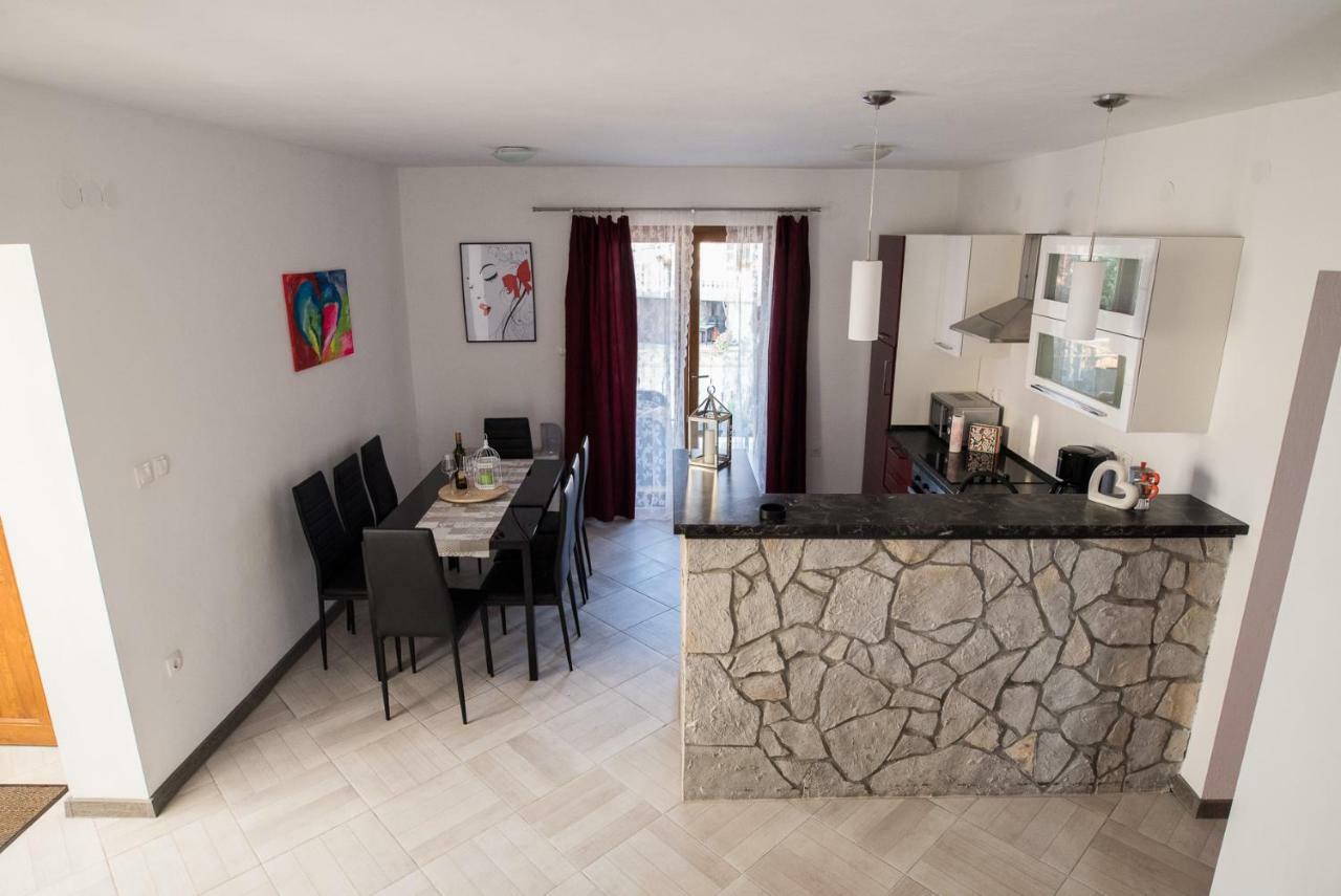 Apartments Mario Malinska Buitenkant foto