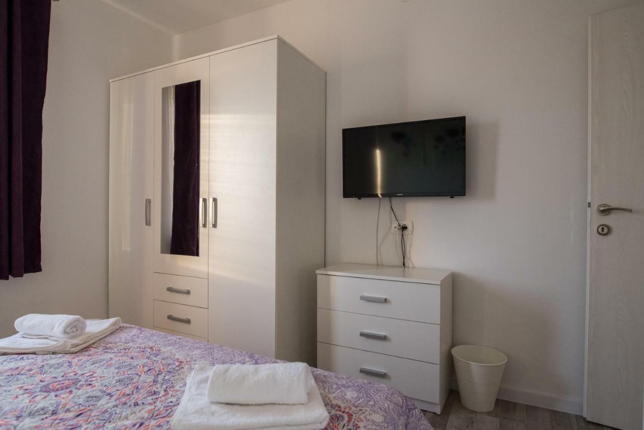 Apartments Mario Malinska Buitenkant foto
